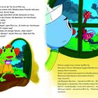 Zwei Figuren: Ein grüner Frosch und ein blaues Wesen schauen aus einem Fenster auf eine bunte, belebte Landschaft.