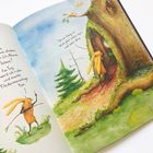 Ein Hase steht vor einem Baum mit einer Höhle. Text: "Drum leg ich mich zur Ruh hin und träume süß darin."