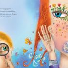 Ein Junge mit Lupe betrachtet ein Mädchen. Ihr Gesicht ist mit Blumenmustern und Schmetterlingen verziert.