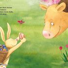 Text: „Erst hoppelt er ums Haus herum und weiter in die Scheun’. Dort schenkt er eines einem Kalb, da sind es nur noch neun.“

Eine Illustration zeigt einen Hasen mit bunten Eiern und eine freundliche Kuh. Ein roter Schmetterling fliegt vorbei.