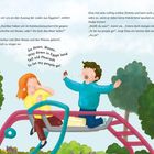 Text: „Pes­sach?“, fragt Elias. Illustration: Zwei Kinder auf einem Klettergerüst, eins singt, das andere lacht.