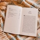 Seite zeigt Kapitelübersicht und Vorwort. Liegt auf gewebter Decke mit Trockenblumenarrangement.