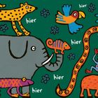 Illustration mit bunten Tieren, darunter Elefant, Leopard, Papagei, Chamäleon, Schlange und die Wörter "hier".