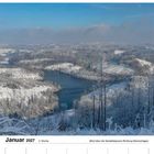 Januar 2027, 2. Woche, Montag 11 bis Sonntag 17. Blick über Schneelandschaft und See Richtung Meinerzhagen.