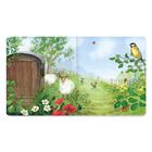 Illustration einer idyllischen Landschaft mit Schafen, Blumen, einem großen Baumhaus und einem Vogel auf einem Ast.