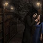 Eine dunkle Bibliothek mit magischer Atmosphäre. Ein mysteriöser Mann nähert sich einer Frau in einem blauen Kleid an Bücherregalen.