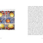 Ein Gemälde zeigt neun Kacheln mit Zitronen, Kirschen, Äpfeln und blauen Gläsern. Links ist ein Text über Komposition.