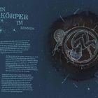 Text: "EIN KÖRPER IM KOSMOS" und "Nicht-Tag 4 (plus/minus)". Links Text über das Bewusstsein, rechts Illustration eines Embryos.