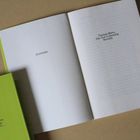 Text auf der rechten Seite: "Dromedar" und "Thomas Mann, Der Tod in Venedig, Novelle". Zwei Bücher auf heller Oberfläche.