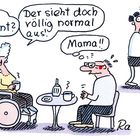 Eine Sitzecke mit einer älteren Dame im Rollstuhl und einem Mann. Er schwitzt, ein Kellner serviert Getränke.