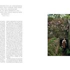 „UM UNSERE PERSPEKTIVE ZU VERÄNDERN, MÜSSEN WIR FAST AUF HÄNDE UND KNIE GEHEN UND DIE GRASHALME BETRACHTEN, SO WIE DÜRER ES TAT...“

Rechts: Eine Person in einer Gartenszene mit blühenden Rosen.