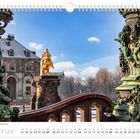 "Goldener Reiter auf dem Neustädter Markt" im Februar. Zeigt eine goldene Statue im Freien mit verzierten Säulen im Vordergrund.