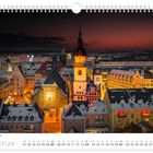 Februar, städtische Abendansicht mit beleuchtetem Marktplatz und Gebäuden im Schnee. Kalenderlayout unten.