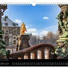 „Goldener Reiter auf dem Neustädter Markt“. Februar mit Kalenderdaten. Skulptur auf Sockel, verschneite Architektur im Hintergrund.