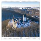 Kalender mit Schloss Rochsburg im Winter, auf einem Hügel umgeben von Wald und verschneiter Landschaft.