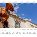 Kalenderseite Februar mit Text: Karl May Museum – Karl Mays letzter Wohnsitz in der Villa Shatterhand. Statue vor hellem Gebäude.