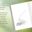 - Dich im Alltag verloren und deine innere Stimme leiser werden lassen.
- Die Verbindung zu dir selbst aus den Augen verloren.
- Eine Einladung, dich zu erinnern – an Liebe, Frieden, Harmonie und das, was dich im Innersten trägt.

Links eine Liste, rechts ein gezeichnetes Buch mit Fußspuren und Text. Unten eine Website-Adresse.