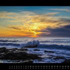 Kalender: Februar 2027. Ein dramatischer Sonnenuntergang über dem Ozean mit brechenden Wellen und bunten Wolken.