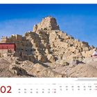 Kalenderseite mit Datum 02. Ein Felsen mit Ruinen und Gebäuden, darunter ein roter Tempel und eine Stupa.