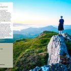 Texte im Bild sind Tipps für Wanderungen in hügeligen Landschaften. Eine Person steht auf einer Bergspitze mit Aussicht.