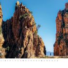 "Februar" und ein Kalendarium sind sichtbar. Szenische Felsenlandschaft mit einer Person auf einem Pfad zwischen Felsen.