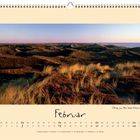Text: Februar. Blick von der Uwe-Düne bei Kampen. Kalender unterhalb der Dünenlandschaft mit Gras in Abendlicht.