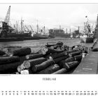 FEBRUAR. Kalender mit Daten unten. Schwarz-weiß Foto von Schiffen und Holzstämmen im Hafen.