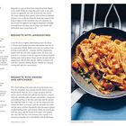 "REGINETTE" steht oben. Untertitel: "Reginette with Langoustines". Rechts eine Pfanne mit welliger Pasta in Tomatensoße.