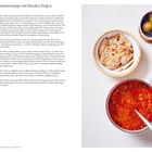 „Tomatensuppe mit frischen Feigen“ Rezept mit Zutaten und Zubereitung. Rechts: Pfanne mit Suppe, Brotscheiben, frische Feigen.