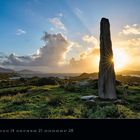 "Ballycrovane Ogham Stone", Kalenderdatum 2027, Februar dargestellt. Eine Landschaft mit aufrechtem Stein im Sonnenuntergang.