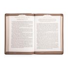 Links: "Möglichst Frieden halten", 26. Juni. Rechts: "Liebe in Aktion", 27. Juni. Geöffnetes Buch mit Fließtext.