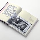 Text: „EIN MANN, DER DIE WELT IN DEN HÄNDEN HÄLT, TRÄGT EINE ROLEX AM HANDGELENK.“ Schwarzweißfoto eines Mannes im Auto.