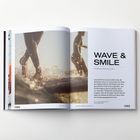 WAVE & SMILE. Seiten 92-93. Bild: Füße im spritzenden Wasser, Beine im Vordergrund.