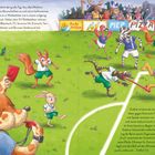 Texte: "Fred's Fritten", "PIEP", "PIZZA", "BLITZ TAXI". Tiere spielen Fußball. Ein Hund als Schiedsrichter pfeift und zeigt die rote Karte. 
