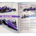 "DER NEUE 99X ELECTRIC" zeigt Porsche-Rennwagen in Lila, mit technischen Details wie Leistung und Gewicht auf einem Doppelseitenlayout.