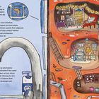 Ein Silberfischmädchen namens Siggi lebt hinter Badezimmerfliesen. Illustration einer gemütlichen, unterirdischen Wohnung.