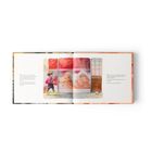 Links steht: "Mira war das...", rechts: "Zum Glück war ein...". Illustration zeigt Kind mit Rucksack, gelben Stiefeln, vorbei an einer Mauer.