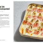 "Chicorée im Schinkenmantel" steht groß geschrieben. Daneben eine Auflaufform mit umwickeltem Chicorée in Sahnesoße.