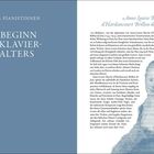 Text in weißer Schrift: "FÜNFZIG PIANISTINNEN DER BEGINN DES KLAVIERZEITALTERS" auf hellblauem Hintergrund.