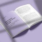 Kapitel 01: Aktiviere deinen Inner Code. Offenes Buch auf lila Hintergrund, rechte Seite mit Text, linke Seite lila Seite.