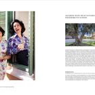 Interview mit José Rallo. Bild von zwei lachenden Frauen in farbenfroher Kleidung, eine mit Weinflasche, die andere mit Glas.