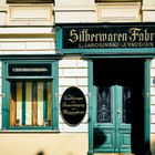 "Silberwaren-Fabrik", "Geschenkartikel", "Einlösung von Silber-Gegenständen", "Versilberungen und Instandsetzung". Türen und Fenster in Grün.