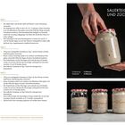 "Sauerteig herstellen und züchten": Anleitung mit Zutaten und Schritten, zwei Hände halten ein Glas mit fermentiertem Teig.