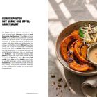 "KÜRBISSPALTEN MIT GLANZ UND APFEL-KRAUTSALAT" - Text mit Rezeptanleitung. Rechts: Teller mit Kürbisspalten, Salat, Dip.