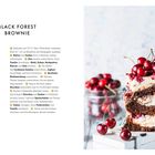 "Black Forest Brownie" Rezept mit Zutaten und Anweisungen. Rechts: Gestapelte Brownies mit Kirschen garniert auf weißer Kiste.