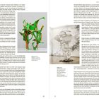 Texte: Elbkonzert, 2014. Multiplex, Lack, Stahl. 46 × 49 × 35 cm. Adagio, 2018. Holz, Warnfarbe, Stahl. 410 × 180 × 180 cm.

Beschreibung: Zwei abstrakte Skulpturen, eine grün, eine weiß, stehen in einem Ausstellungsraum.