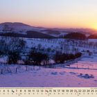 Kalenderseite für Februar mit Wochentagen und Feiertagen. Winterlandschaft bei Sonnenaufgang mit schneebedeckten Feldern.