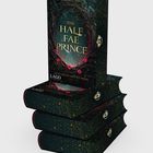 Buchstapel mit Titel "The Hale Fae Prince" von Emberly Ash. Dunkles Cover mit roten Blumen und goldenen Akzenten.