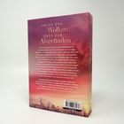 Buchtitel: "Unter den Wolken, über den Abgründen". Eine Rückseite mit Stadtbild in Sonnenuntergangstönen.