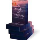 Buchstapel mit Titel "the weight of drowning"; SPIEGEL Bestseller-Hinweis. Dunkles, verschwommenes Wasser im Hintergrund.